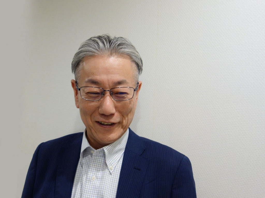 ナチュラルグレイヘアでタイトな2ブロック