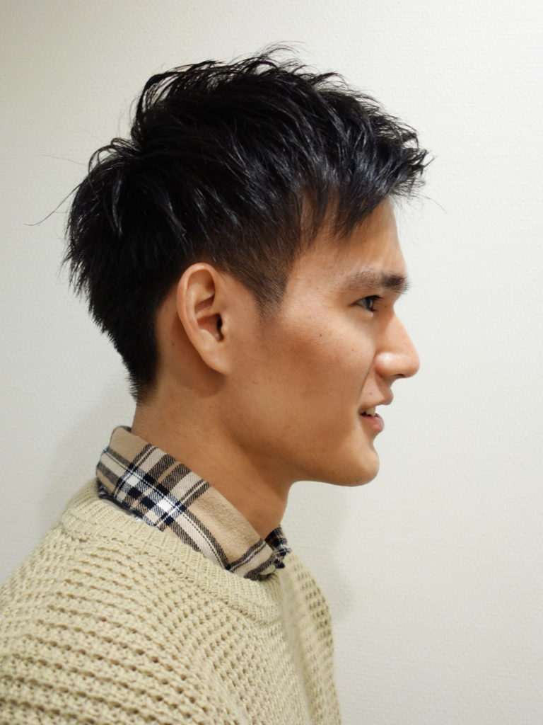 ツーブロックのアップバングショート